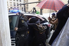 Momento en el que llegaba al juzgado el coche policial con el detenido.