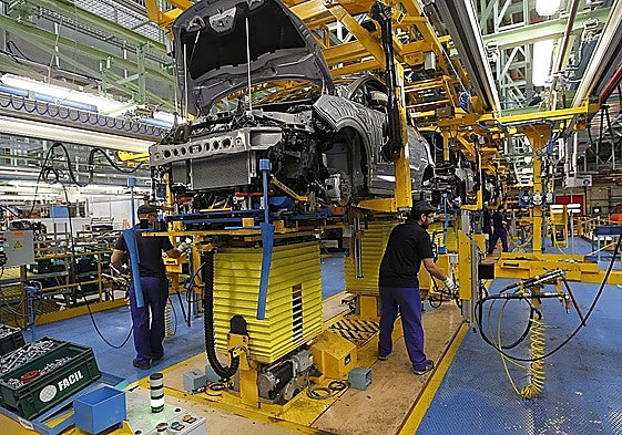 Imagen de dos trabajadores en la fábrica de Ford Almussafes