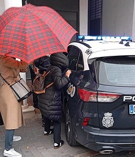 Allegados al anestesista tapan con paraguas su llegada para evitar que se tomen imágenes.