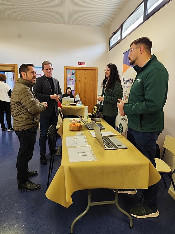 El presidente de la Mancomunitat de la Costera y el alcalde de Xàtiva departen con representantes de una de las entidades participantes.