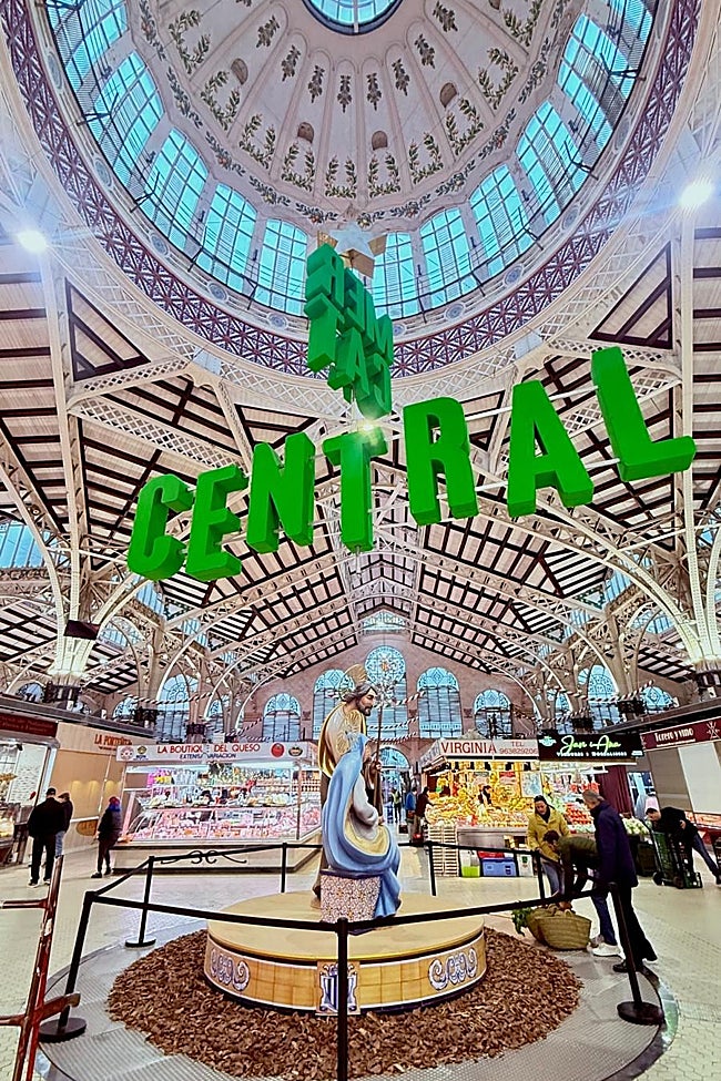 Decoración navideña en el Mercado Central.