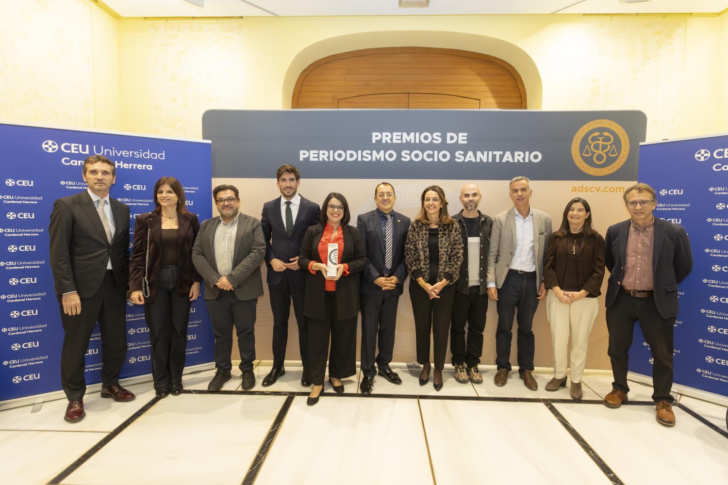 Los premiados, junto a las autoridades y organizadores.
