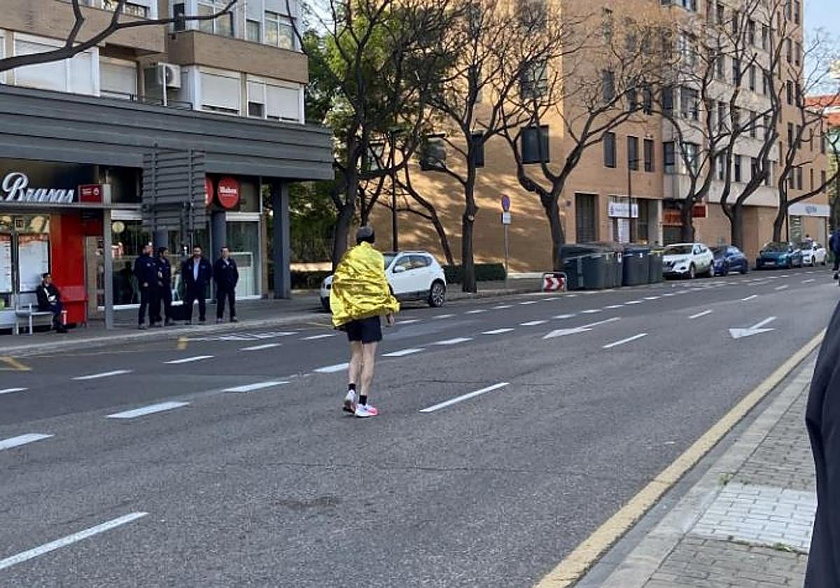 Un corredor con dificultades en el Maratón de Valencia de 2024.