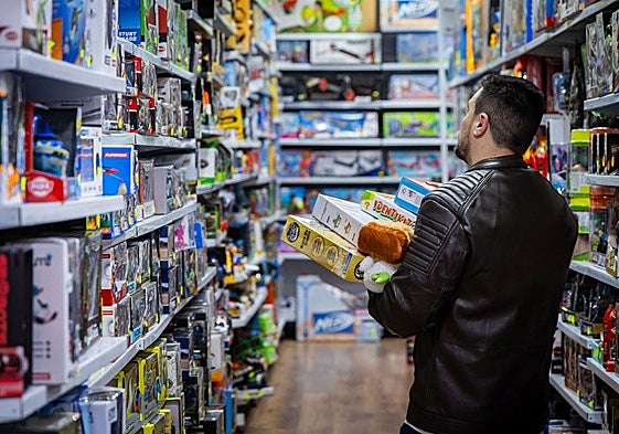 Un cliente compra juguetes en una tienda.