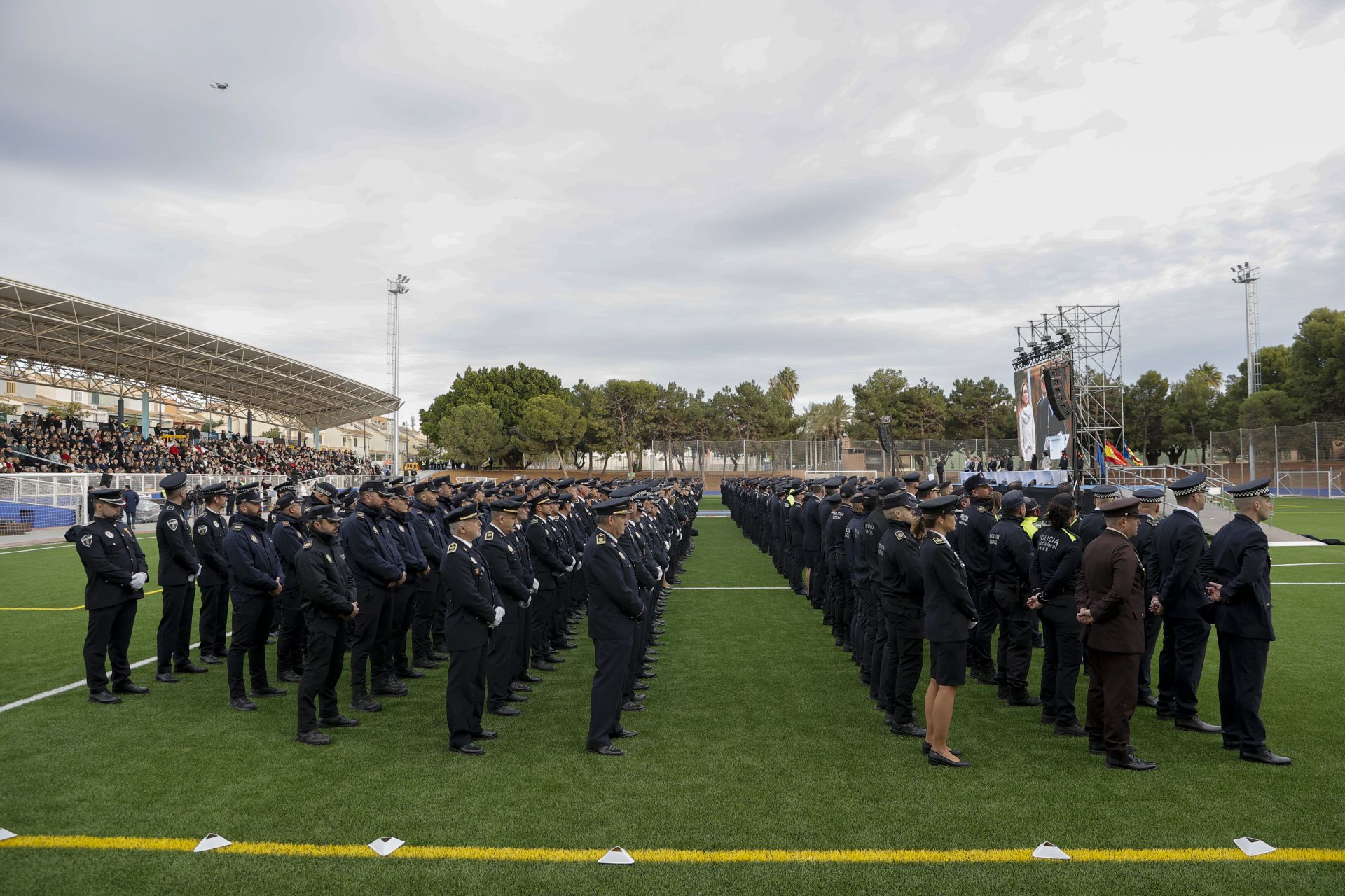 FOTOS | Reconocimiento policial a una ciudadanía de oro en Paiporta por su lucha contra la dana