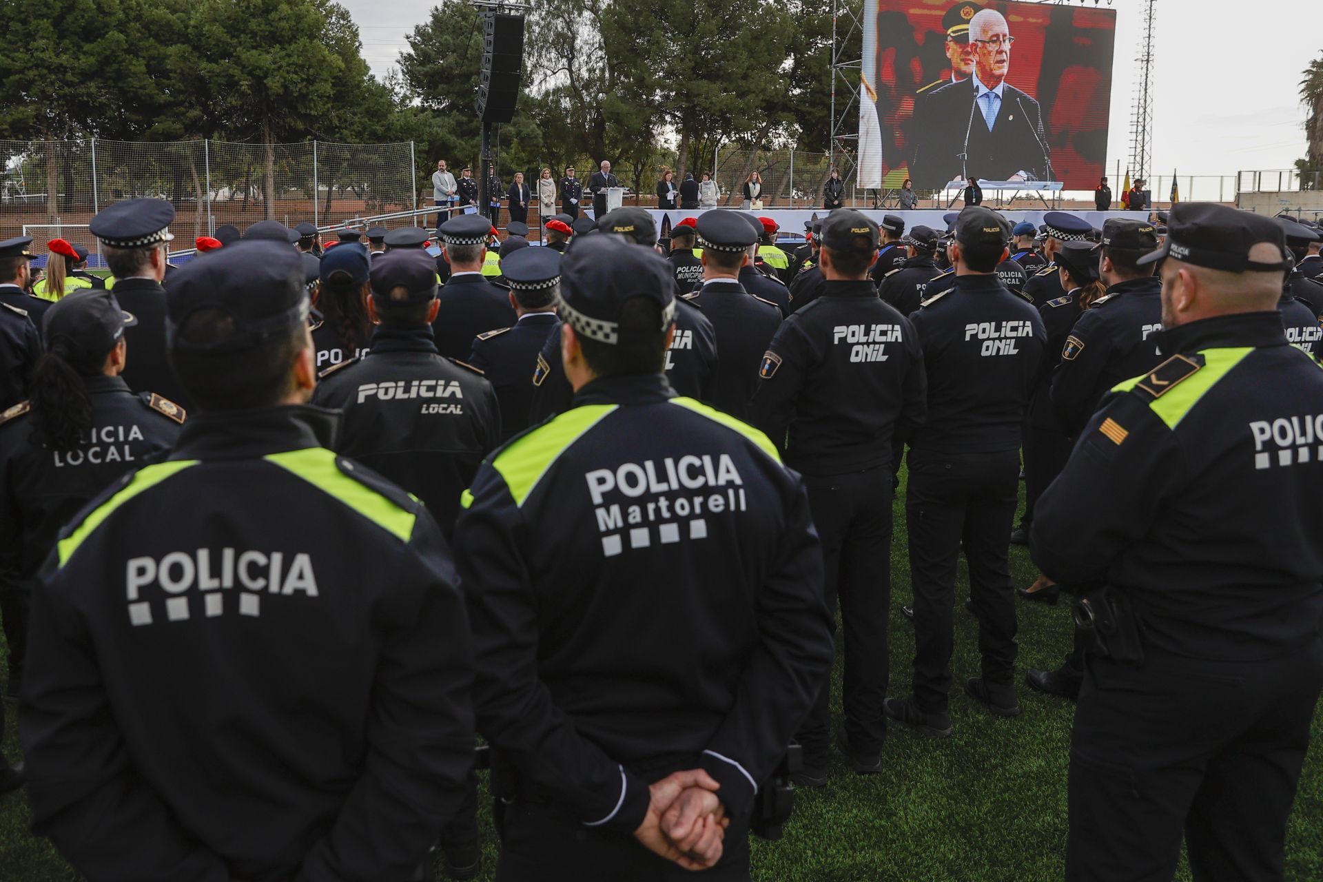 FOTOS | Reconocimiento policial a una ciudadanía de oro en Paiporta por su lucha contra la dana