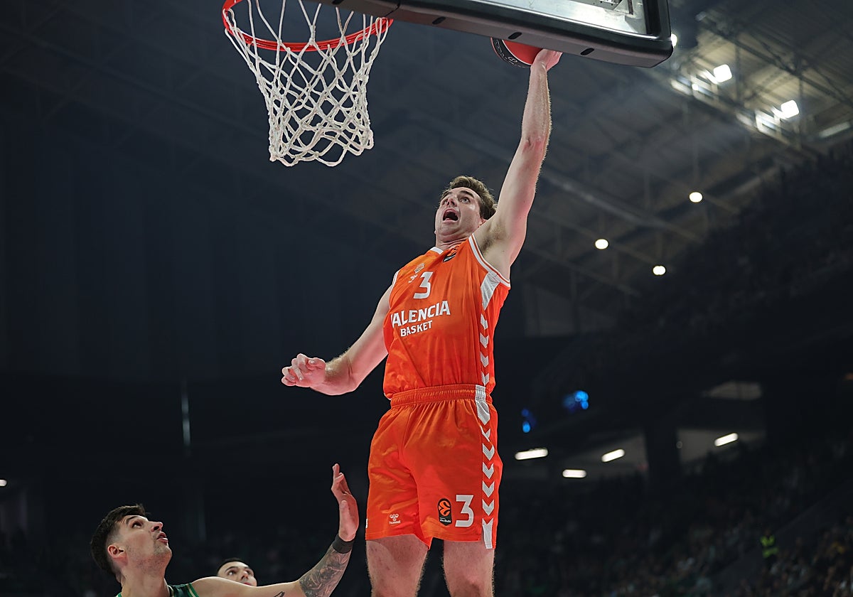 Reuvers ataca el aro del Panathinaikos.