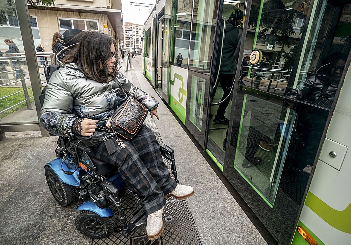 Una mujer con discapacidad en su silla de ruedas.