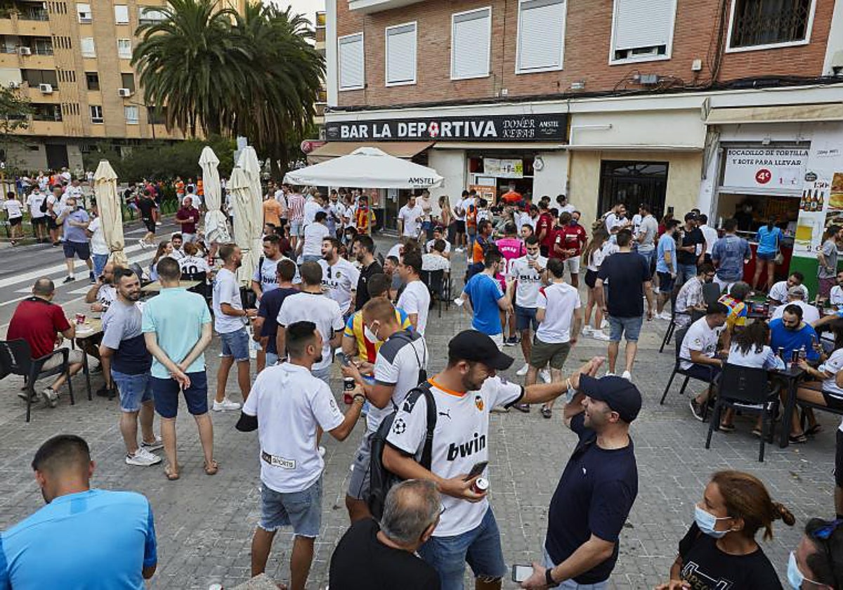 Decenas de personas en la plaza de la Afición antes de un partido del Valencia CF.