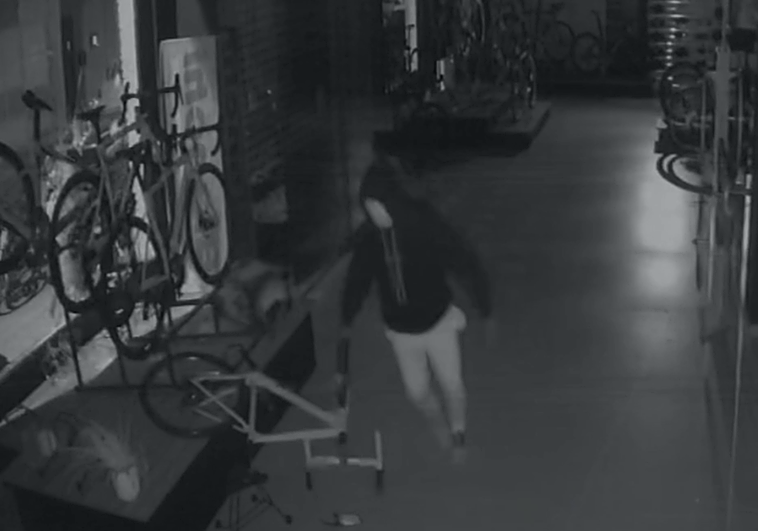 Uno de los ladrones grabado por una cámara de seguridad en una de las tiendas.