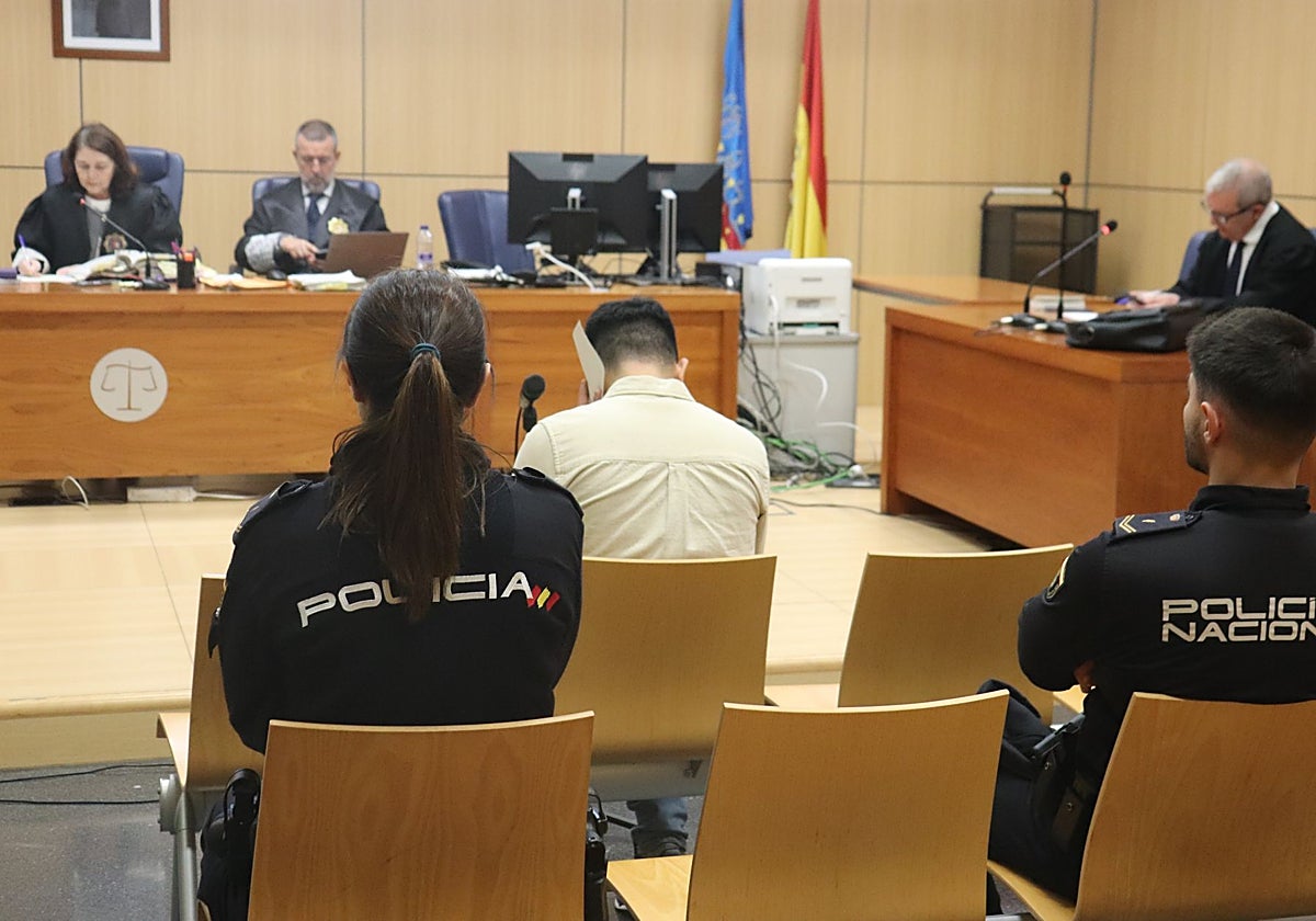 El condenado por las agresiones sexuales a su hija y una amiga y grabarlas en el baño.