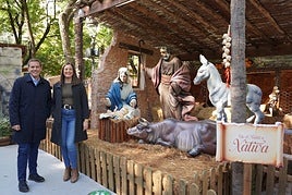 El alcalde y la concejala de Cultura Festiva, junto al nacimiento, algunas de cuyas figuras han sido restauradas.