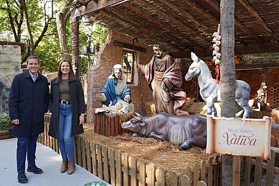 El alcalde y la concejala de Cultura Festiva, junto al nacimiento, algunas de cuyas figuras han sido restauradas.