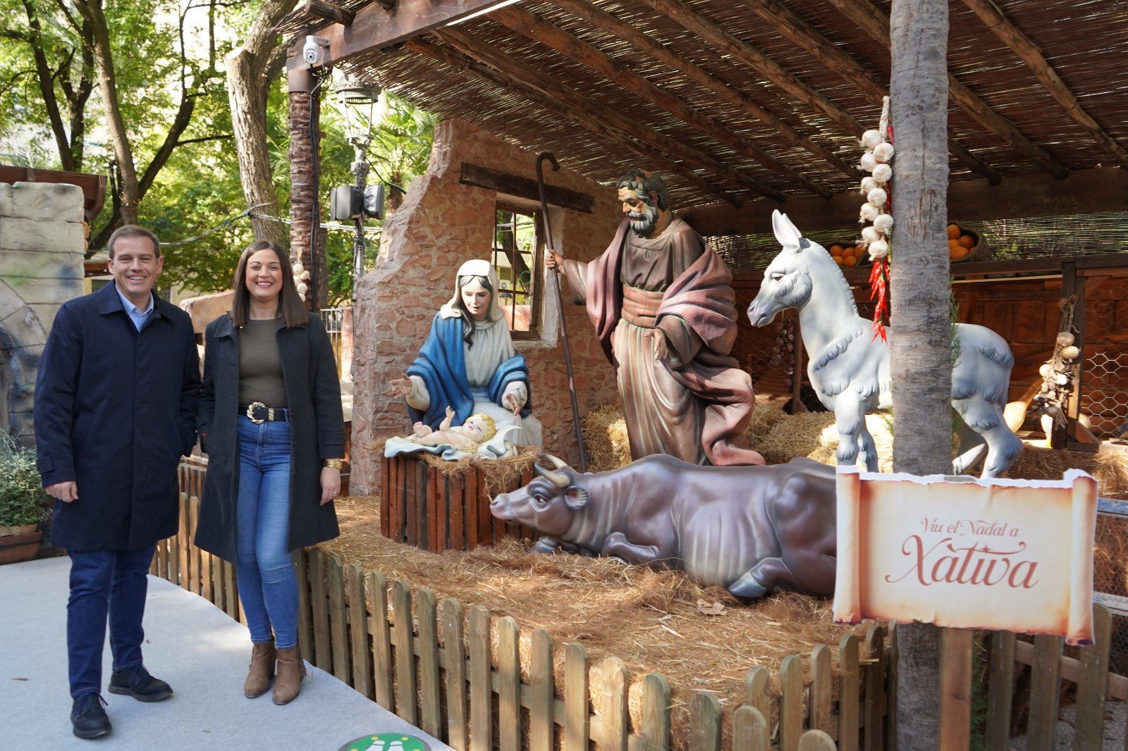 El alcalde y la concejala de Cultura Festiva, junto al nacimiento, algunas de cuyas figuras han sido restauradas.