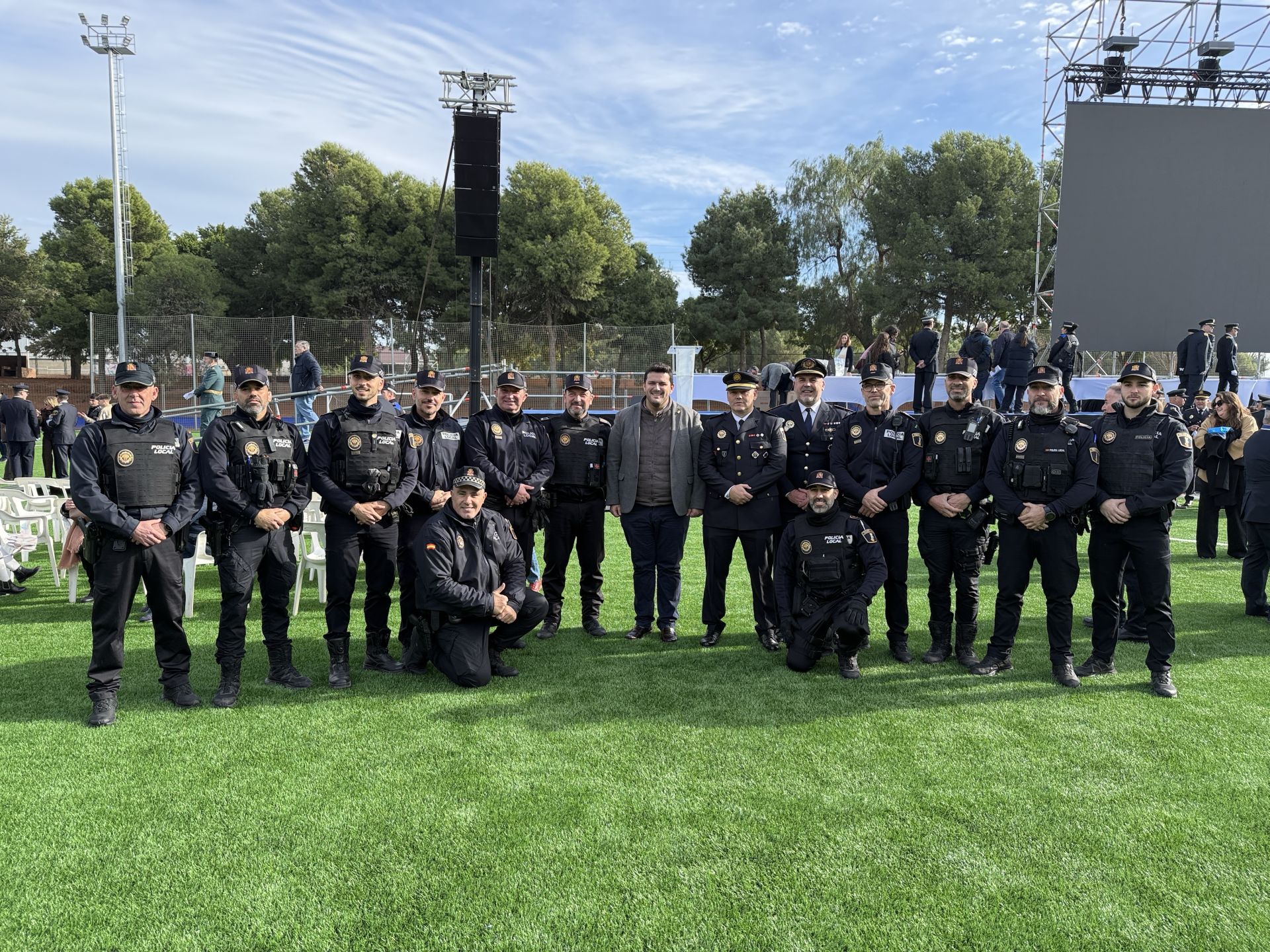 FOTOS | Reconocimiento policial a una ciudadanía de oro en Paiporta por su lucha contra la dana