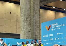 Sisay Lemma, John Korir y Amanal Petros reciben sus dorsales.