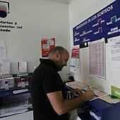 Un jugador de La Bonoloto en una imagen de archivo.