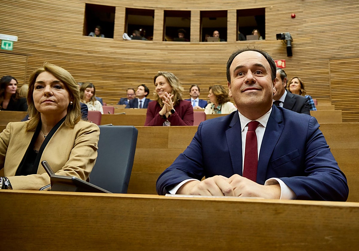 Pérez Llorca junto a la vicepresidenta Camarero, en Les Corts.