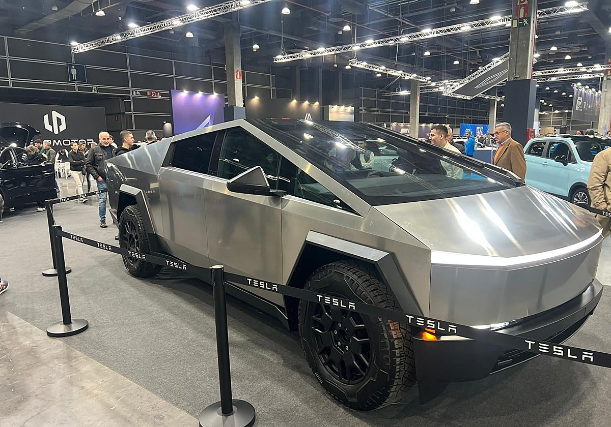 El Cybertruck, el &#039;tanque&#039; de Tesla, se convierte en la gran atracción de la Feria del Automóvil