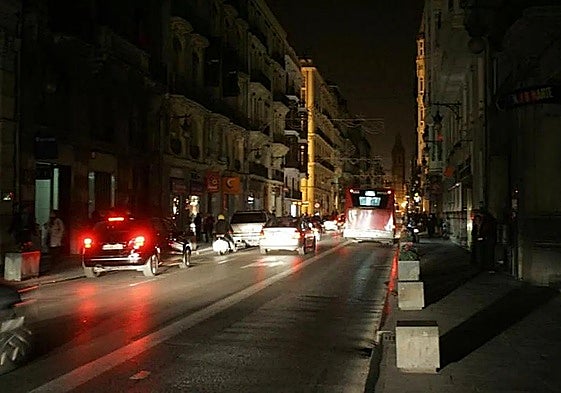 Apagón de luz en la calle de la Paz.