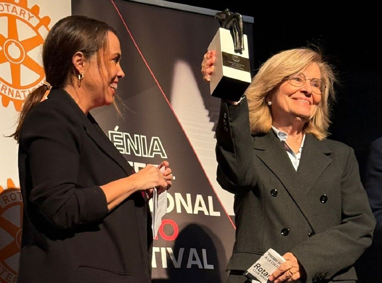 Concha Ballester recogiendo el premio.