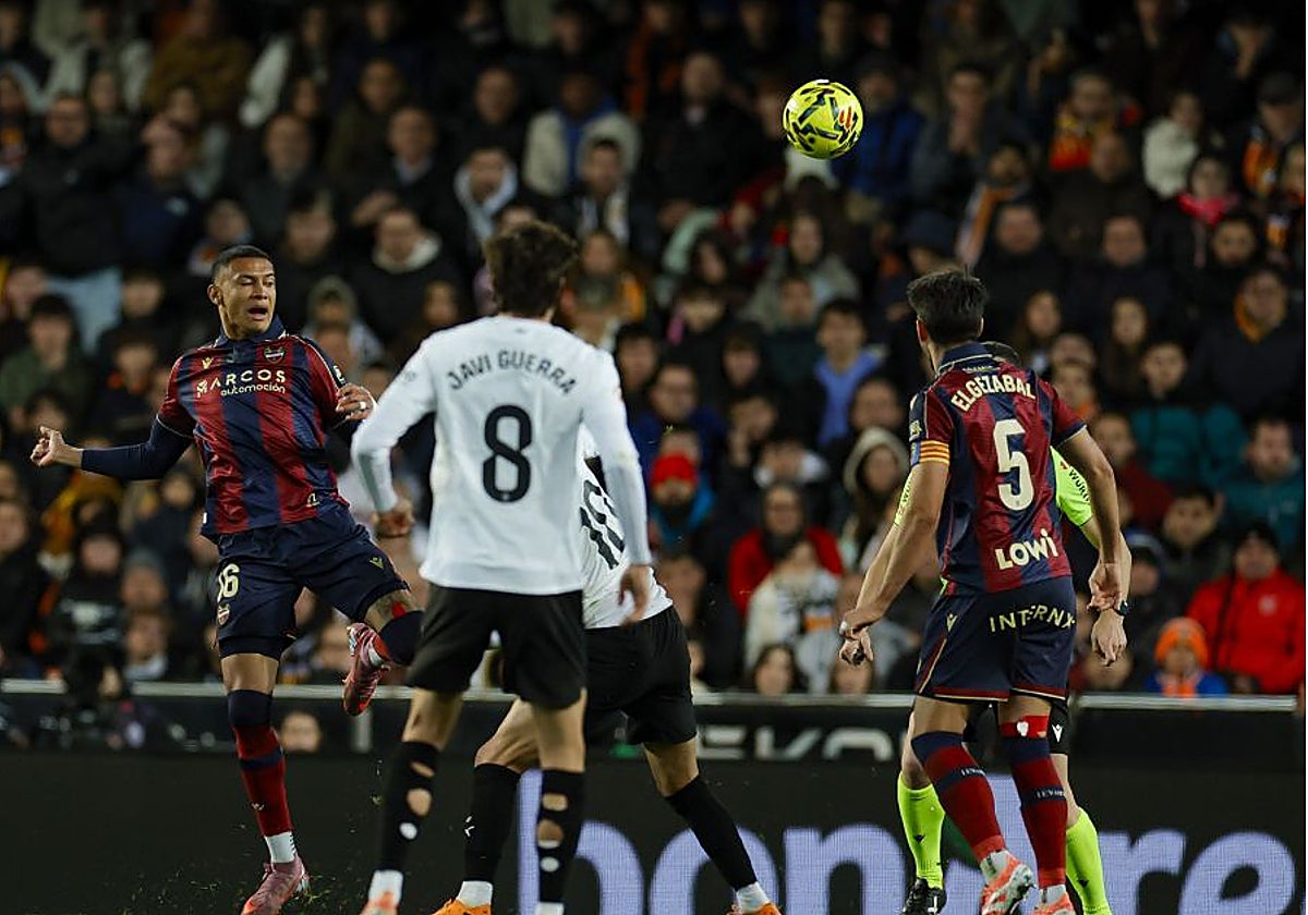 Kervin Arriaga y Elgezabal pugnan un balón durante el derbi en Mestalla.