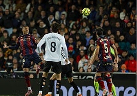 Kervin Arriaga y Elgezabal pugnan un balón durante el derbi en Mestalla.