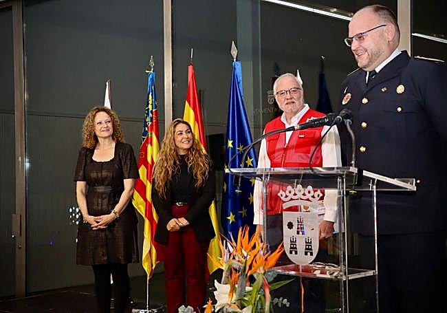 La alcaldesa Folgado (i) junto a otros protagonistas del acto celebrado este viernes en Torrent.