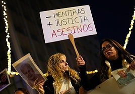 Un instante de la última manifestación de víctimas de la dana en el centro de Valencia.