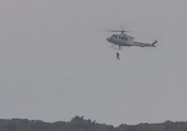 Imagen del rescate de uno de los hombres.
