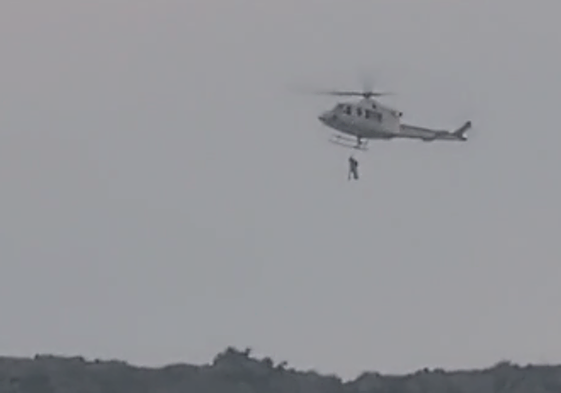 Imagen del rescate de uno de los hombres.