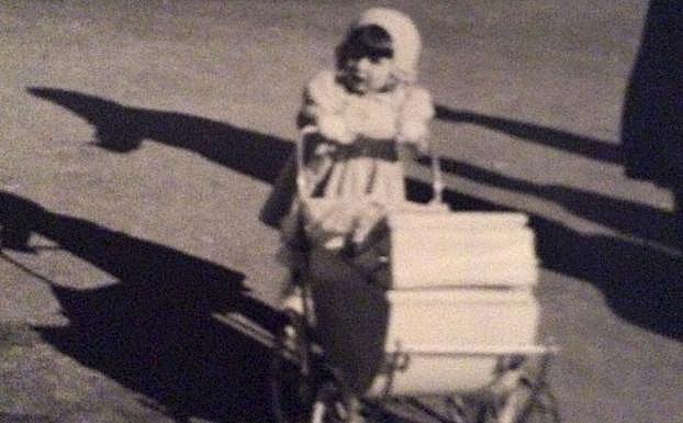 Mayrén Beneyto, de pequeña, empujando un cochecito.