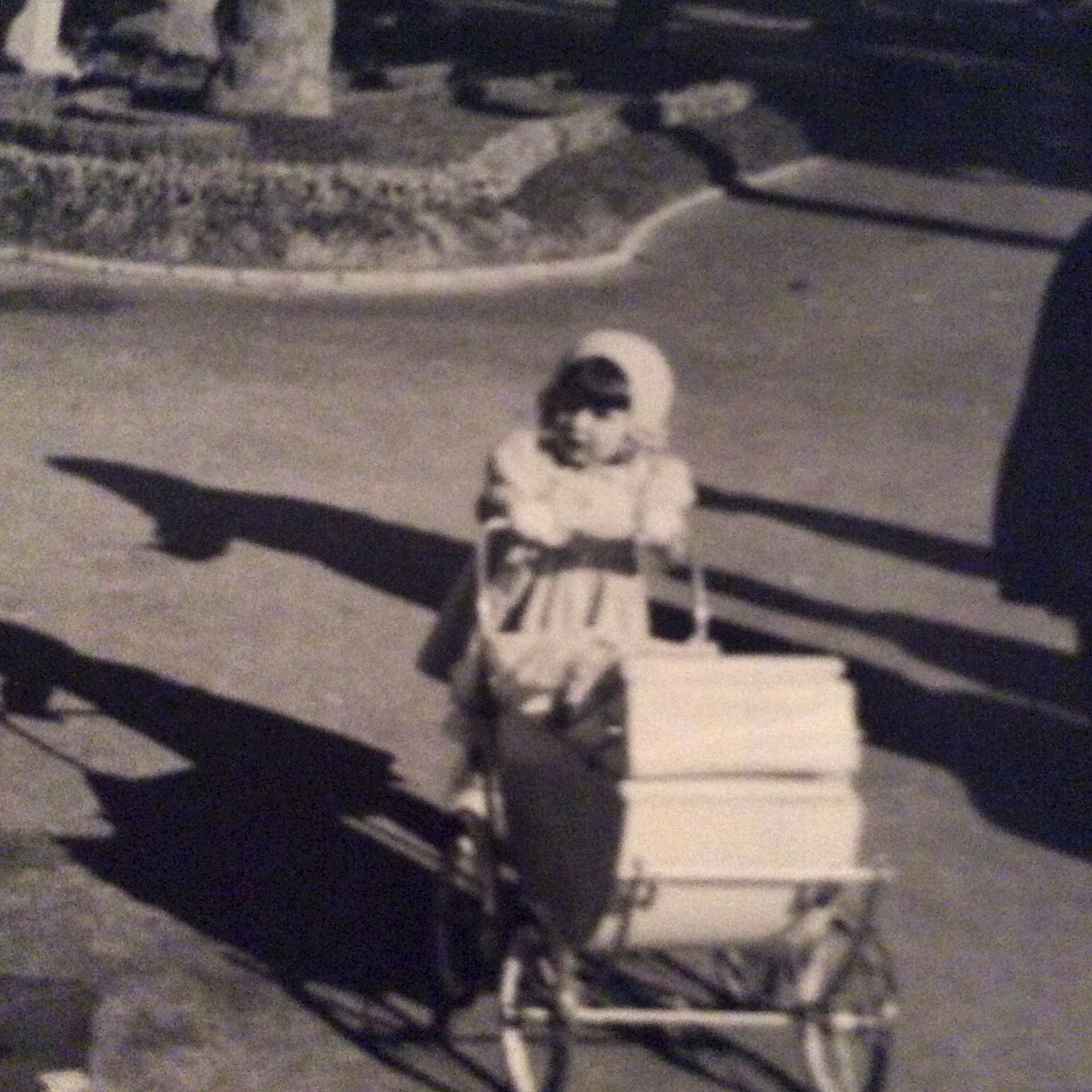 Mayrén Beneyto, de niña, empujando un carrito de muñeca en el Parterre.