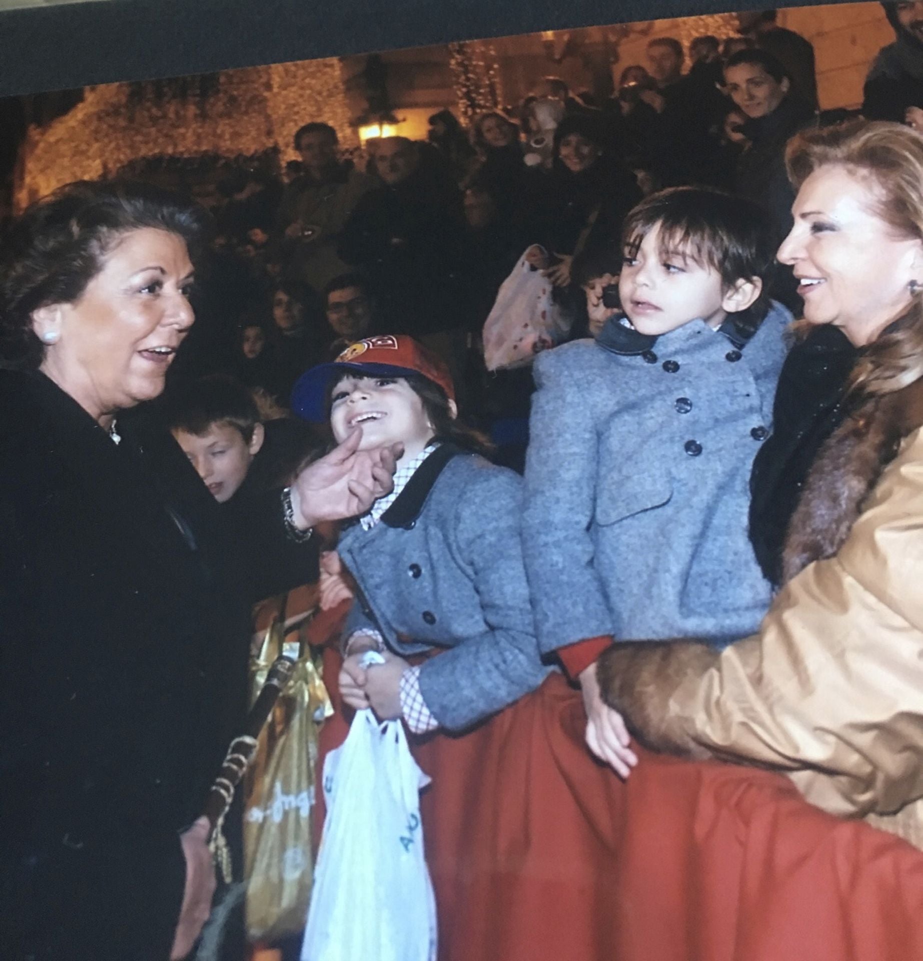 Con sus nietos, saludando a Rita Barberá. «Los quería mucho».