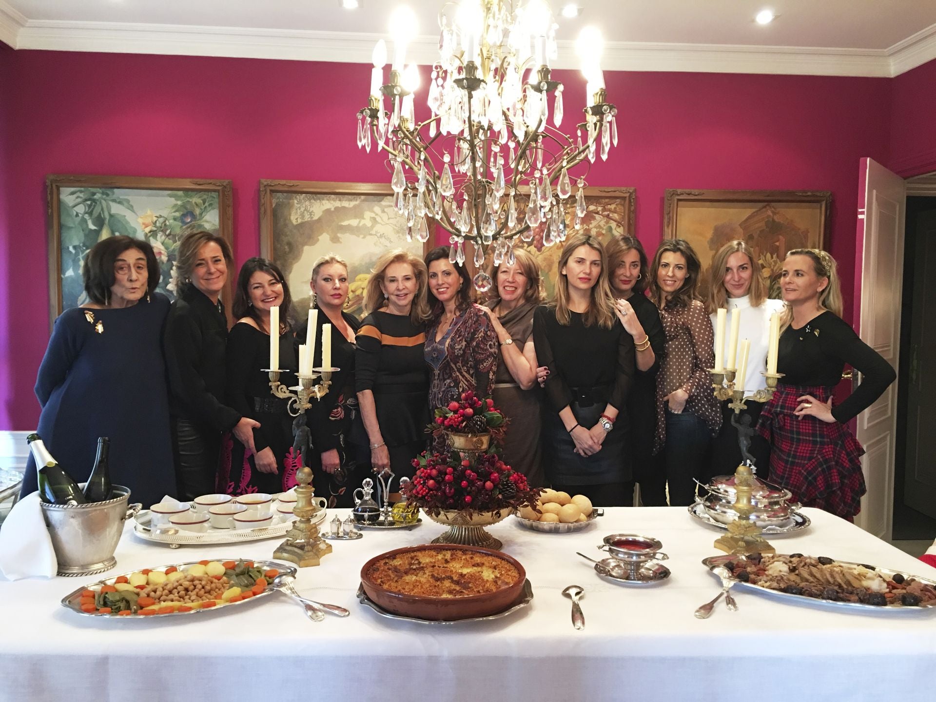 Cocido con amigas hace unos años. Cada Navidad prepara varios para la familia y para reunir a sus amistades.