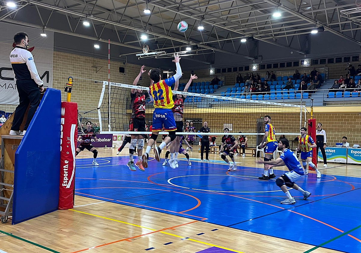 El equipo valenciano conecta un remate junto a la red.