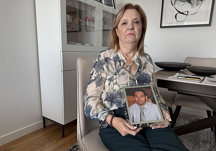 María Cristina clama justicia por la muerte de su hijo, en accidente in itinere durante la dana, mientras sostiene su fotografía.