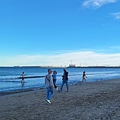 Varias personas en la playa de Valencia, este sábado.