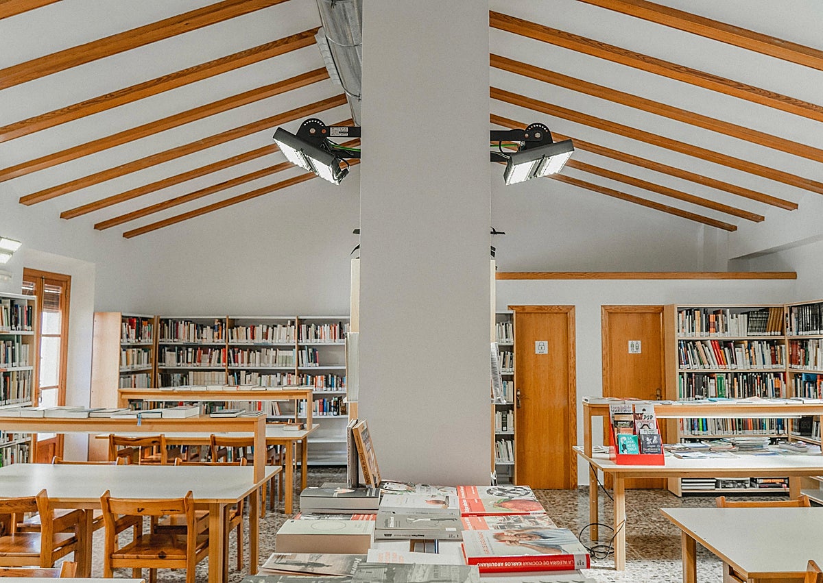 Imagen secundaria 1 - Espectáculos, una nutrida biblioteca y una información turística detallada en el museo, que figura en el catalogo de la Generalitat, atractivos que ofrece Potries.