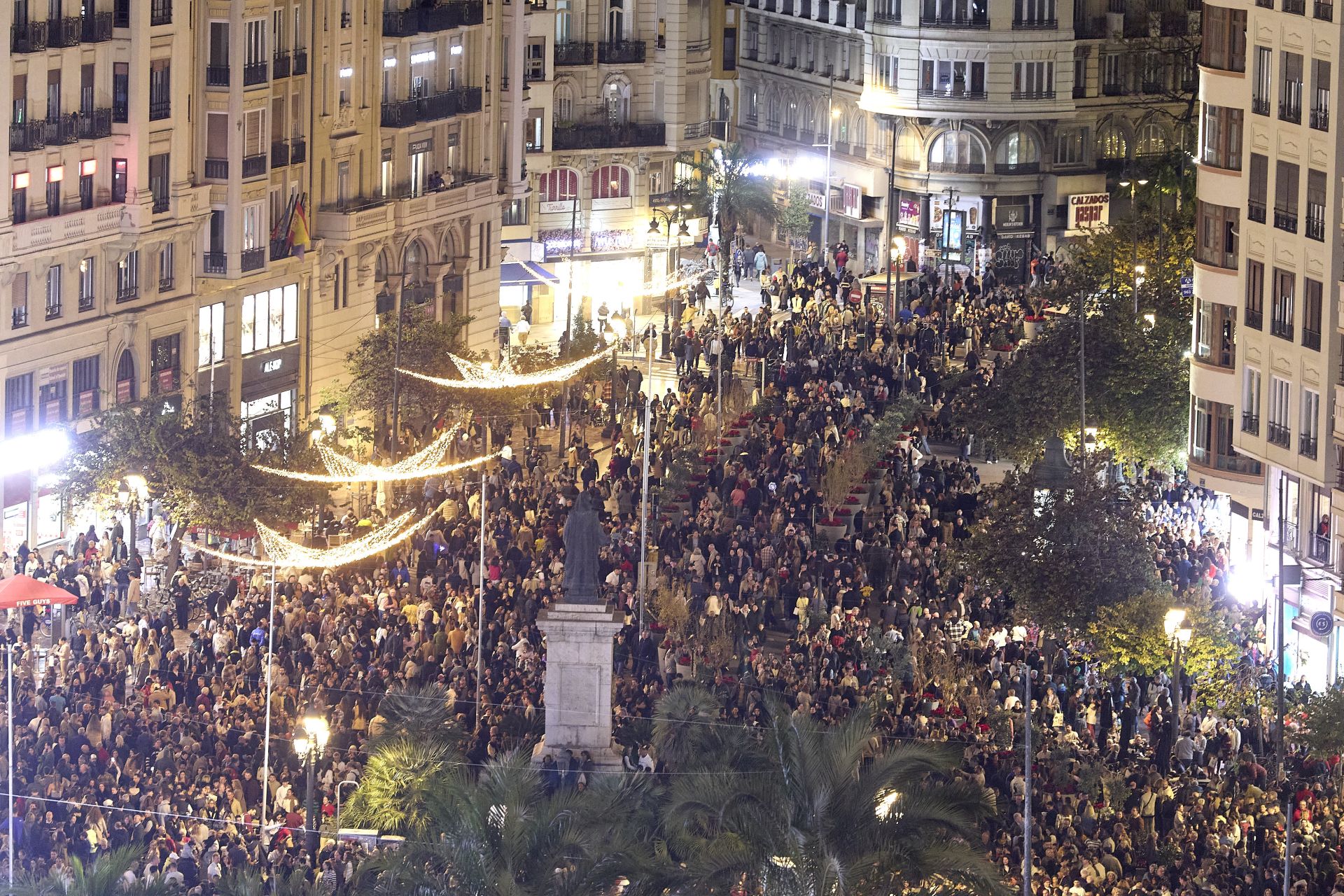 FOTOS | Las Navidades y el Maratón dejan las calles de Valencia a rebosar: «Es como si estuviéramos en Fallas»