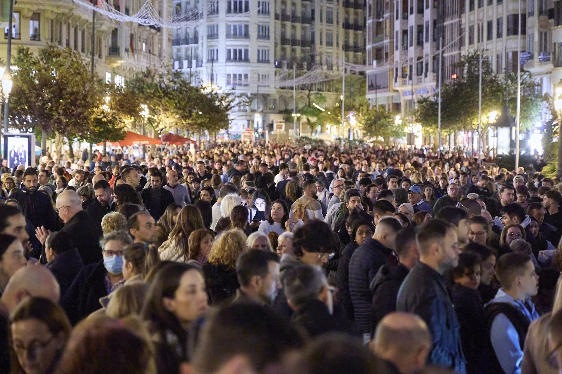 FOTOS | Las Navidades y el Maratón dejan las calles de Valencia a rebosar: «Es como si estuviéramos en Fallas»