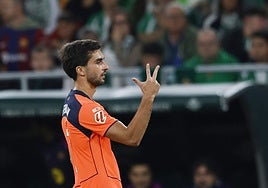 Ferran Torres celebra sus tres goles frente al Barça.