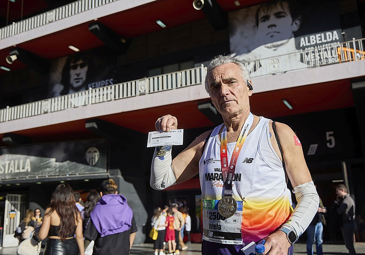 Un corredor de la Maratón estadounidense que acude al partido del Valencia, este domingo.