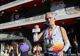 Un corredor de la Maratón estadounidense que acude al partido del Valencia, este domingo.