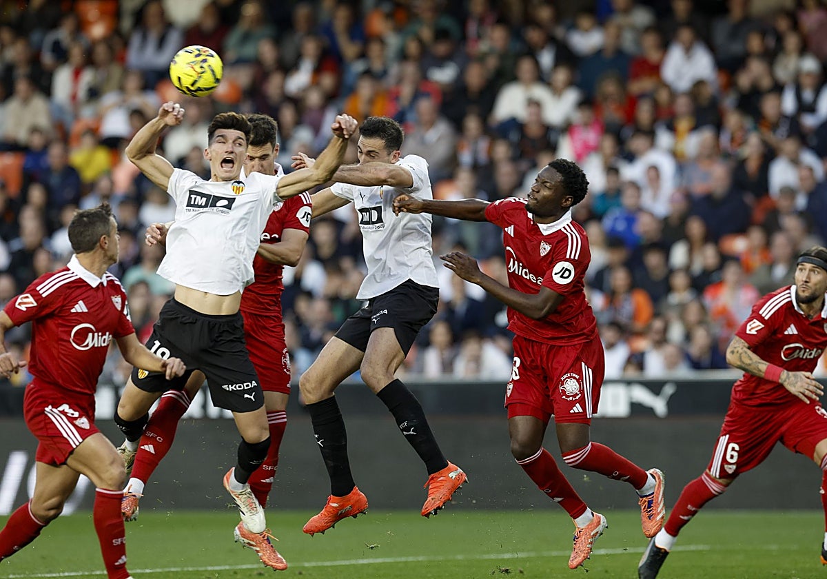 Pepelu y Tárrega intentan el remate.