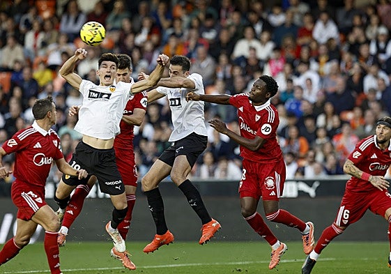 Pepelu y Tárrega intentan el remate.