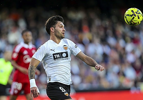 Hugo Duro intenta controlar el esférico durante el partido contra el Sevilla.