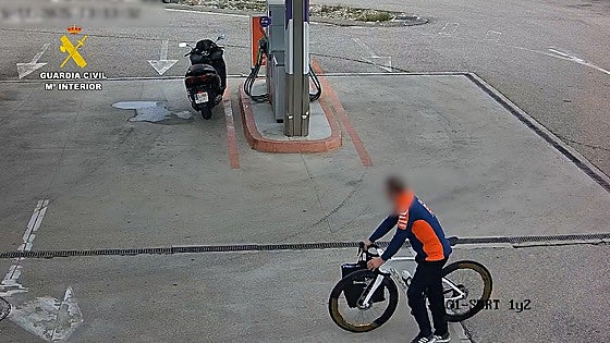 Imágenes del presunto ladrón de la bicicleta en una gasolinera.