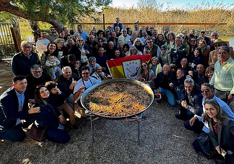 Los buzos de la Guardia Civil, familiares y amigos junto a la paella cocinada por Edu Torres.