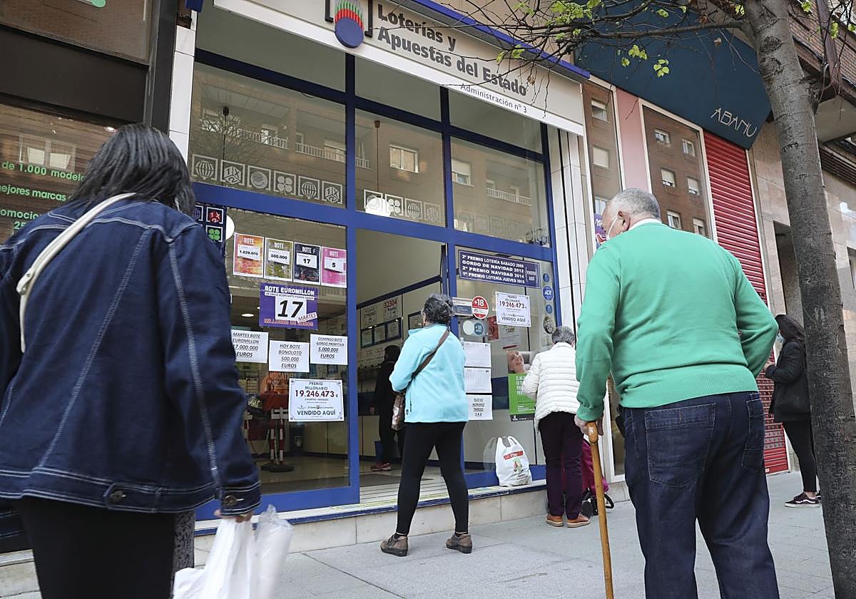 Jugadores frente a una administración de Loterías, imagen de archivo.